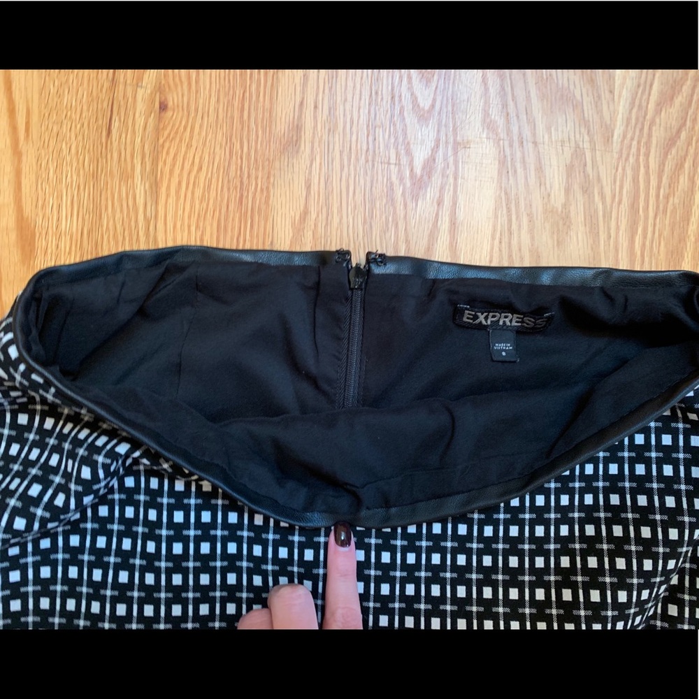 Express Black and White Patterned Skirt - Picture 4 of 6